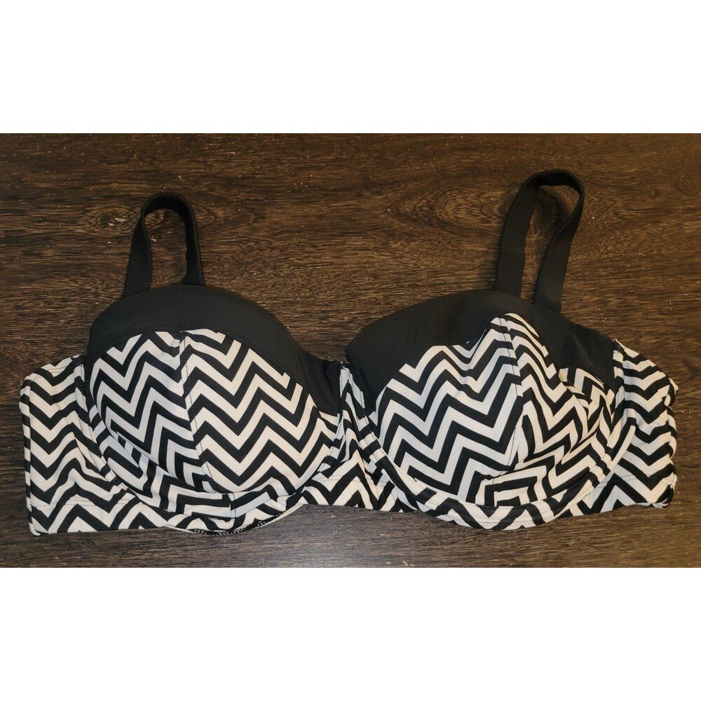 Ava & Viv Plus Size Bikini Top Plus Size 22W Black & White Chevron Print.